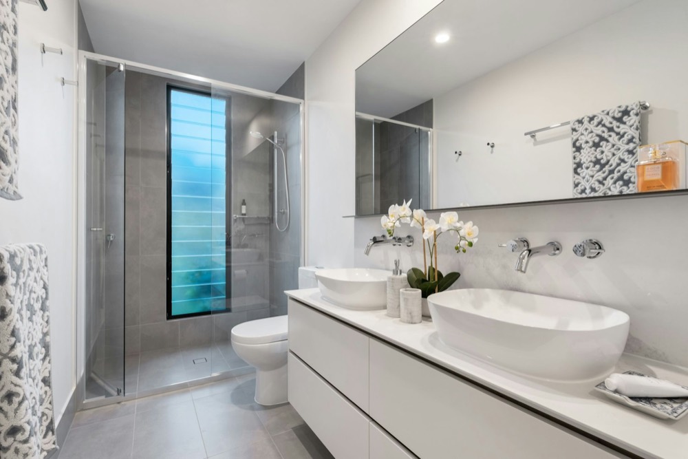 Petite salle de bain : 6 idées pour gagner de la place